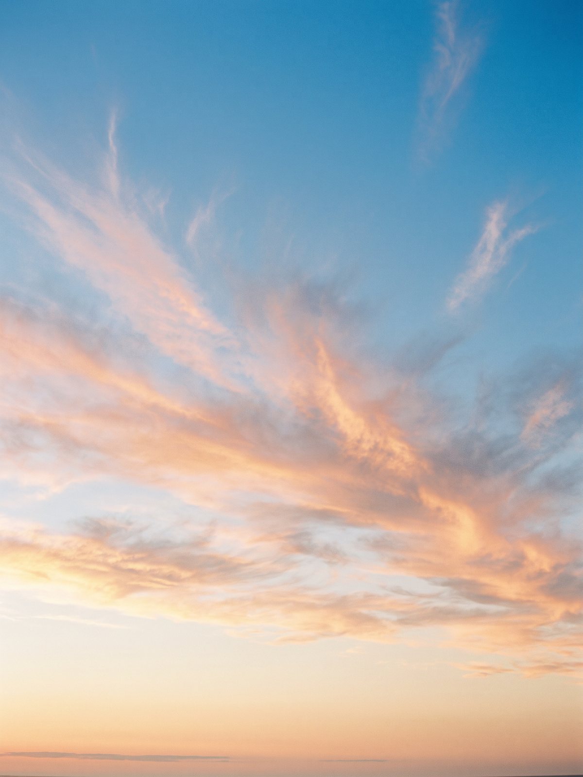 Cielo abierto al amanecer con nubes altas iluminadas